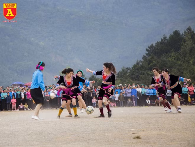 Trận đấu giữa các cô gái dân tộc đã thu hút đông đảo người dân và khách du lịch tới xem và cổ vũ.