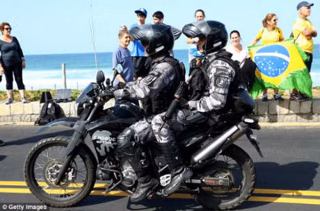 Ruoc duoc Olympic 2016: Mot nguoi bi ban chet tai cho - Anh 4