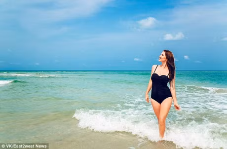 Su that khong ngo dang sau buc anh my nhan tren bai bien nay - Anh 6