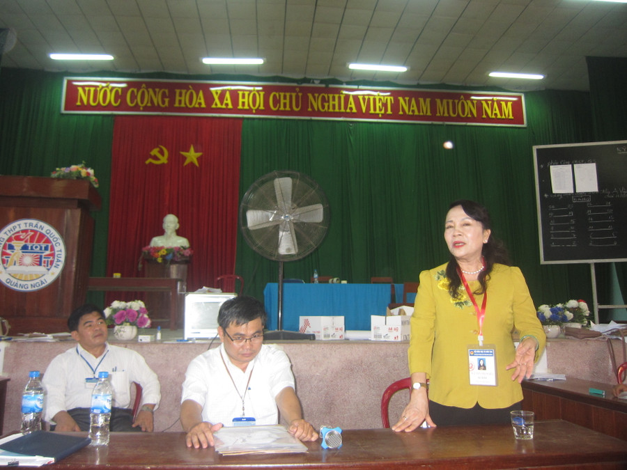 Thứ trưởng Nguyễn Thị Nghĩa lưu ý với trưởng điểm thi trường THPT Trần Quốc Tuấn cần nhắc nhớ cán bộ coi thi cẩn trọng trong khâu phát đề và thu bài trong các buổi thi trắc nghiệm của bài thi tổ hợp