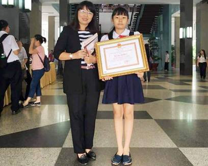 Cô Nguyễn Thị Kim Hương bên học sinh đạt giải thưởng của mình Cô Nguyễn Thị Kim Hương bên học sinh đạt giải thưởng của mình