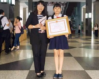 Cô Nguyễn Thị Kim Hương bên học sinh đạt giải thưởng của mình