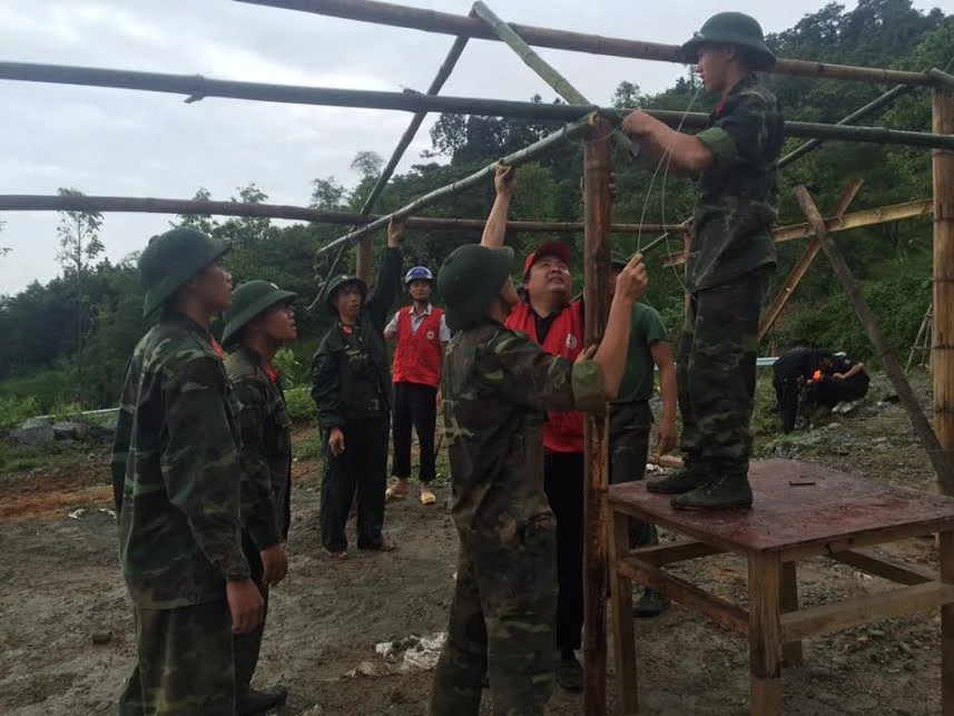 Huy động lực lượng tình nguyện viên tại chỗ làm lều lán tạm cho các hộ gia đình bị cuốn trôi và đổ sập nhà.