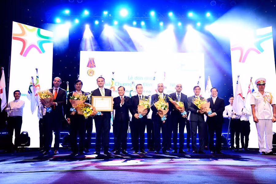 FrieslandCampina Việt Nam đón nhận Huân chương Lao động hạng Nhất