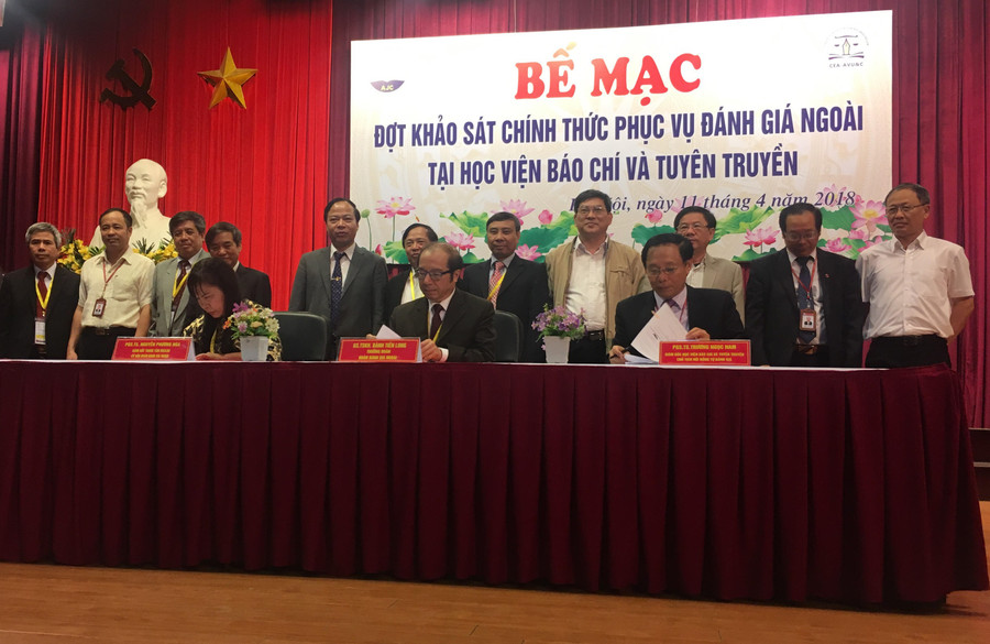 Hàng đầu từ trái qua: PGS.TS Nguyễn Phương Nga - Giám đốc Trung tâm Kiểm định Chất lượng GD - Hiệp hội các trường ĐH, CĐ Việt Nam; GS.TSKH Bành Tiến Long - Trường đoàn Đánh giá ngoài; PGS.TS Trương Ngọc Nam - Giám đốc Học viện Báo chí và Tuyên truyền, Chủ tịch Hội đồng tự đánh giá Học viện - ký Biên bản hoàn thành đợt khảo sát chính thức đánh giá ngoài chất lượng dưới sự chứng kiến của lãnh đạo Học viện Chính trị Quốc gia Hồ Chí Minh và các nguyên lãnh đạo Học viện Báo chí và Tuyên truyền Hàng đầu từ trái qua: PGS.TS Nguyễn Phương Nga - Giám đốc Trung tâm Kiểm định Chất lượng GD - Hiệp hội các trường ĐH, CĐ Việt Nam; GS.TSKH Bành Tiến Long - Trường đoàn Đánh giá ngoài; PGS.TS Trương Ngọc Nam - Giám đốc Học viện Báo chí và Tuyên truyền, Chủ tịch Hội đồng tự đánh giá Học viện - ký Biên bản hoàn thành đợt khảo sát chính thức đánh giá ngoài chất lượng dưới sự chứng kiến của lãnh đạo Học viện Chính trị Quốc gia Hồ Chí Minh và các nguyên lãnh đạo Học viện Báo chí và Tuyên truyền