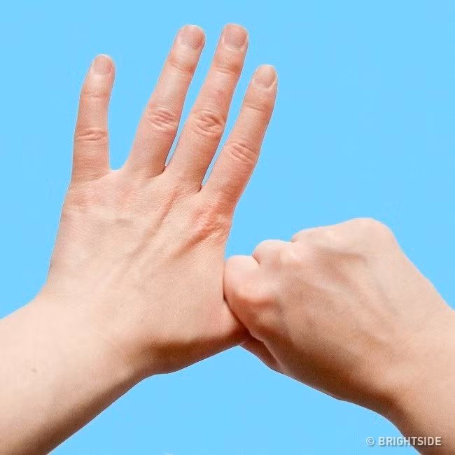 Điều kỳ diệu gì sẽ đến với cơ thể khi nắm tay theo những cách này? ảnh 1