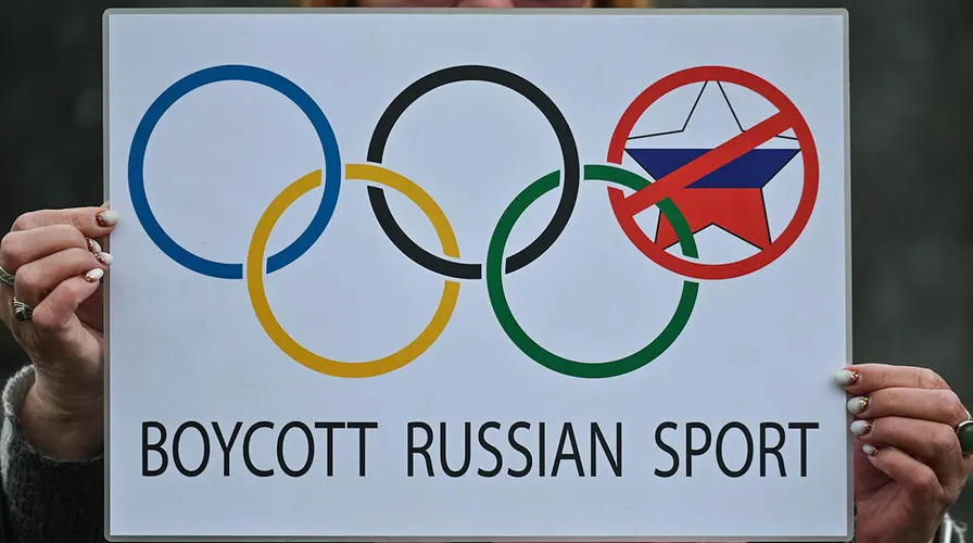 Một bức ảnh cho thấy lá cờ Olympic phân biệt đối xử với Nga. 