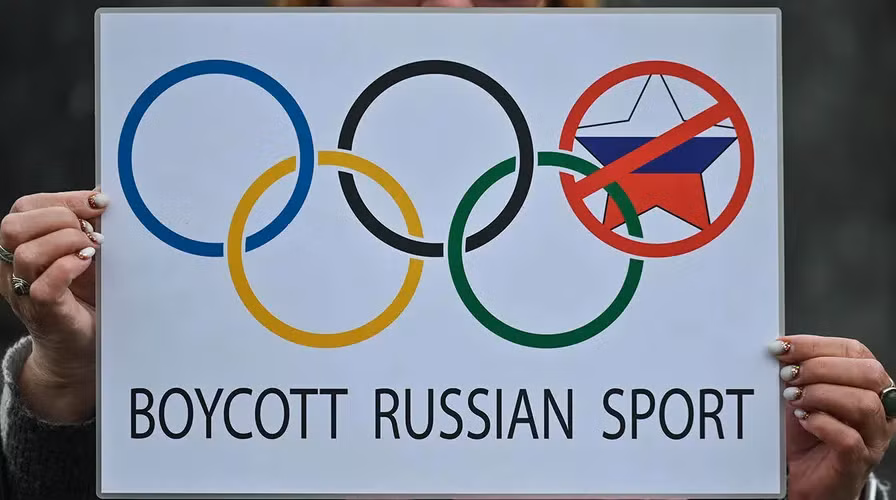 Một bức ảnh cho thấy lá cờ Olympic phân biệt đối xử với Nga. 