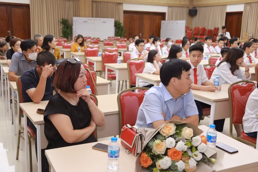 Các phụ huynh học sinh lớp 8A1 lắng nghe những chia sẻ của thầy Đỗ Thái Đăng.