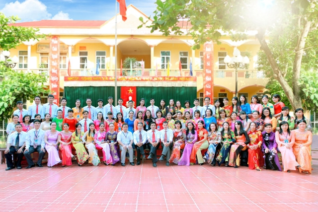 Thầy Dương Văn Bảo và các thầy cô giáo Trường THPT Tam Nông