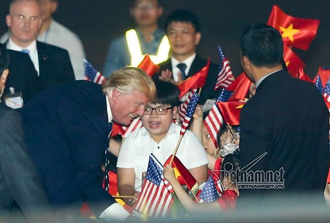 Nguyễn Như Khôi được Tổng thống Trump tặng hoa.Ảnh: vietnamnet Nguyễn Như Khôi được Tổng thống Trump tặng hoa.Ảnh: vietnamnet