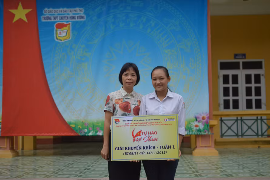 Cô giáo Nguyễn Thị Thanh Thủy và học trò Cô giáo Nguyễn Thị Thanh Thủy và học trò