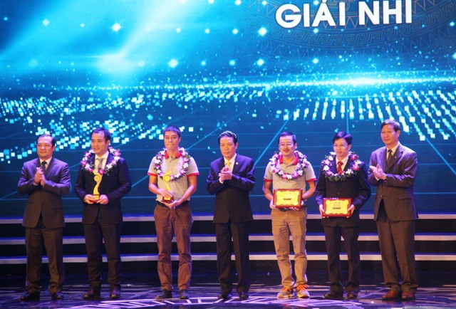 Trao giải nhì trong lĩnh vực CNTT