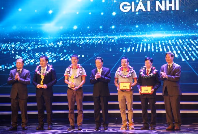 Trao giải nhì trong lĩnh vực CNTT