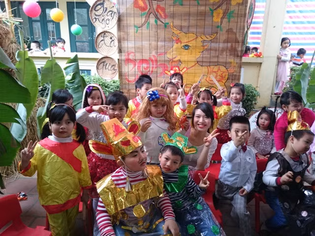 Cô Nguyễn Thị Uyên và học trò khi còn giảng dạy tại Trường mầm non Thị trấn Sóc Sơn.