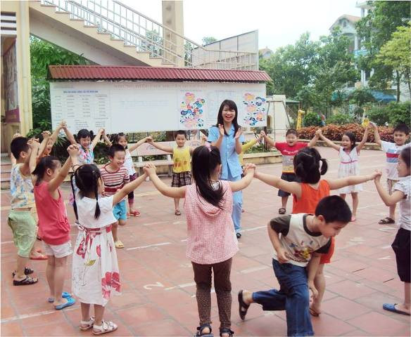 Cô giáo Nguyễn Thị Uyên luôn có cách hấp dẫn trẻ trong giờ học Cô giáo Nguyễn Thị Uyên luôn có cách hấp dẫn trẻ trong giờ học