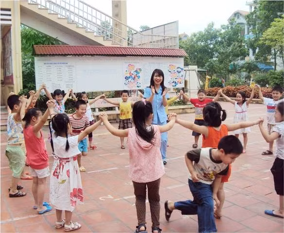 Cô giáo Nguyễn Thị Uyên luôn có cách hấp dẫn trẻ trong giờ học Cô giáo Nguyễn Thị Uyên luôn có cách hấp dẫn trẻ trong giờ học