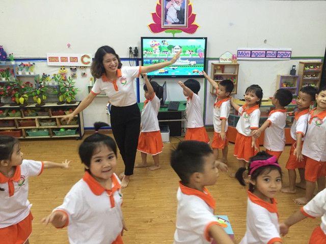 Cô Nguyễn Thị Uyên cùng học trò trong giờ học