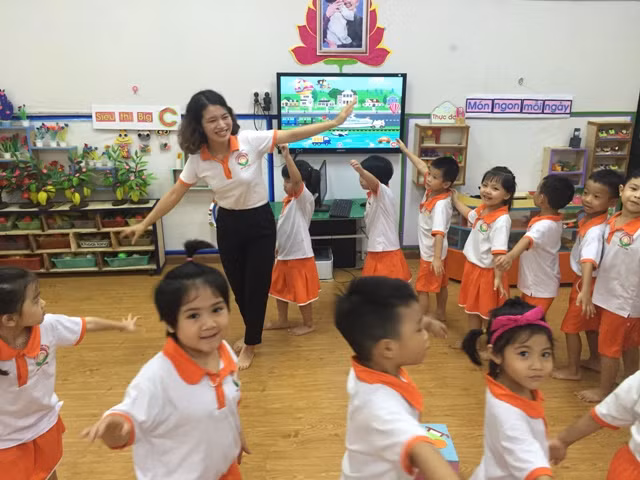 Cô Nguyễn Thị Uyên cùng học trò trong giờ học Cô Nguyễn Thị Uyên cùng học trò trong giờ học