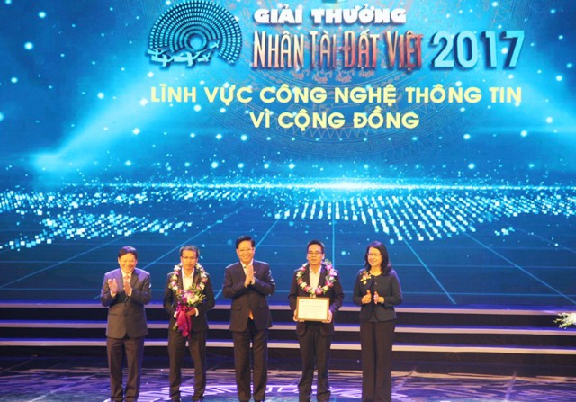 Ông Nguyễn Long - Chủ tịch hội đồng Chung khảo Giải thưởng NTĐV;ông Nguyễn Viết Tiến, Thứ trưởng Bộ y tế;, bà Nguyễn Thị Phượng, Phó Tổng giám đốc Ngân hàng Nông nghiệp và Phát triển Nông thôn Việt Nam lên trao giải vì cộng đồng dành cho nhóm tác giả Trung tâm Công nghệ Thông tin – VNPT Đắk Lắk.