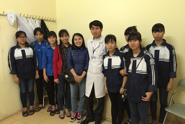 Cô Trần Thị Thúy và học sinh tham gia phỏng vấn bác sĩ tại khoa chống độc bệnh viện Đa khoa – Hưng Yên Cô Trần Thị Thúy và học sinh tham gia phỏng vấn bác sĩ tại khoa chống độc bệnh viện Đa khoa – Hưng Yên