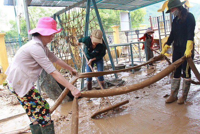 Thầy cô trường tiểu học Hành Tín Đông (Quảng Ngãi) cùng nhau dọn dẹp trường lớp - Ảnh: TRẦN MAI (tuoitre) Thầy cô trường tiểu học Hành Tín Đông (Quảng Ngãi) cùng nhau dọn dẹp trường lớp - Ảnh: TRẦN MAI (tuoitre)