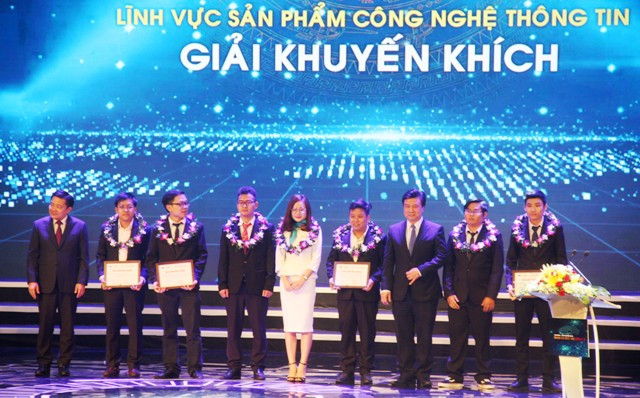 Thứ trưởng Bộ GD&ĐT Nguyễn Hữu Độ công bố và trao giải khuyến khích lĩnh vực CNTT