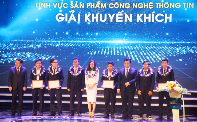 Thứ trưởng Bộ GD&ĐT Nguyễn Hữu Độ công bố và trao giải khuyến khích lĩnh vực CNTT