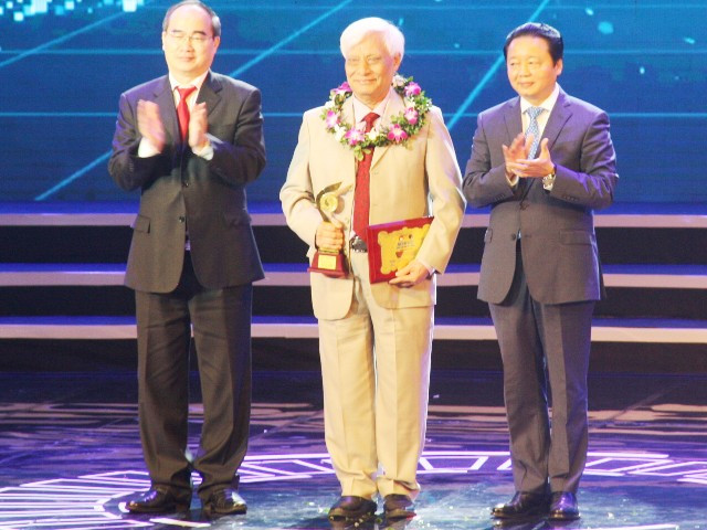 Ông Nguyễn Thiện Nhân - ủy viên Bộ Chính trị, Bí thư Thành ủy TPHCM; ông Trần Hồng Hà - Ủy viên Trung ương Đảng, Bộ trưởng Bộ Tài nguyên & Môi trường trao giải thưởng Môi trường.