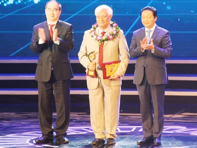 Ông Nguyễn Thiện Nhân - ủy viên Bộ Chính trị, Bí thư Thành ủy TPHCM; ông Trần Hồng Hà - Ủy viên Trung ương Đảng, Bộ trưởng Bộ Tài nguyên & Môi trường trao giải thưởng Môi trường.