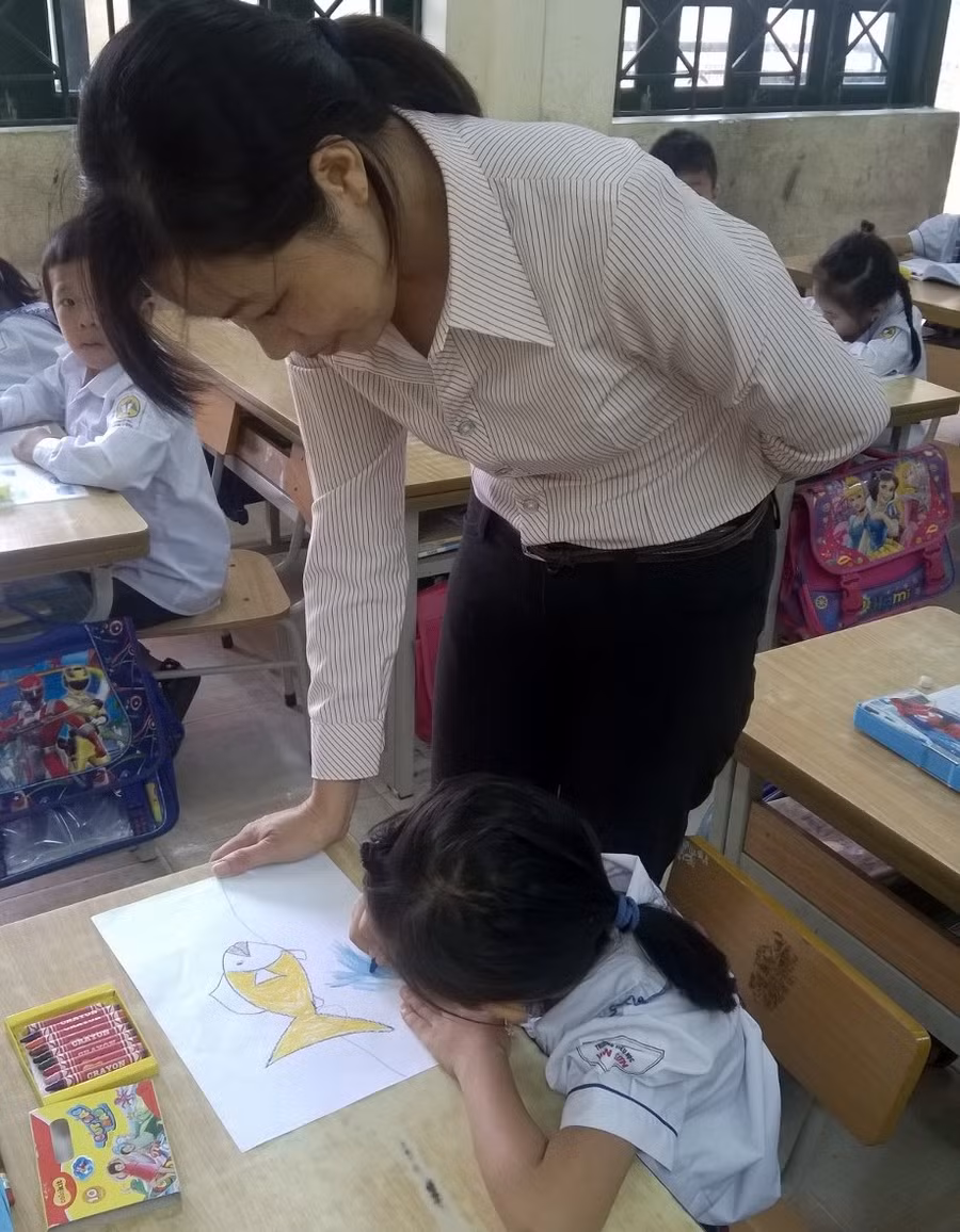 Nhờ nỗ lực của cô giáo, học trò nghèo Trường tiểu học Viên Sơn đã có đủ đồ dùng học Mỹ thuật