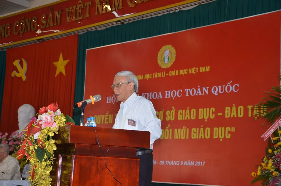 PGS- TS Trần Kiều phát biểu tại Hội thảo khoa học Toàn quốc “Quyền tự chủ của cơ sở giáo dục – đào tạo trong bối cảnh đổi mới giáo dục do Hội Khoa học Tâm lí- Giáo dục Việt Nam tổ chức, Tây Ninh tháng 9 năm 2017.