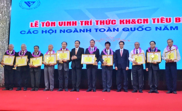 Ông Vũ Đức Đam, Ủy viên Trung ương Đảng, Phó Thủ tướng Chính phủ trao tặng bằng khen cho các trí thức tiêu biểu (PGS. TS Trần Kiều đứng thứ ba từ bên phải sang). (Nguồn: báo điện tử Dân trí). Ông Vũ Đức Đam, Ủy viên Trung ương Đảng, Phó Thủ tướng Chính phủ trao tặng bằng khen cho các trí thức tiêu biểu (PGS. TS Trần Kiều đứng thứ ba từ bên phải sang). (Nguồn: báo điện tử Dân trí).