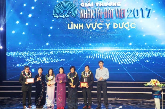 Bà Nguyễn Thị Kim Tiến - Bộ trưởng Bộ Y tế, GS Nguyễn Thị Doan- Chủ tịch hội Khuyến học Việt Nam, ông Nguyễn Hữu Cường - Giám đốc truyền thông Công ty Dược phẩm ECO trao giải thưởng lĩnh vực Y dược