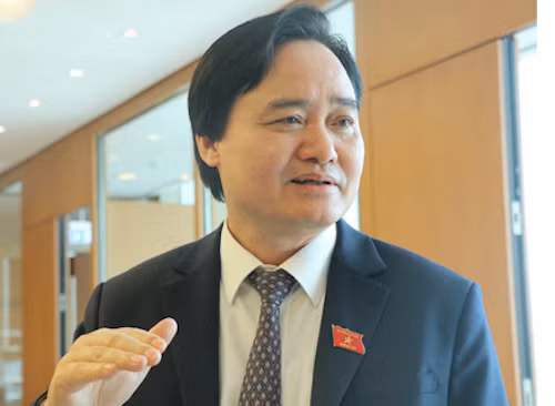 Bộ trưởng Bộ GD&ĐT Phùng Xuân Nhạ bên hành lang Quốc hội. Ảnh:vnexpress