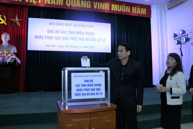 Bộ GD&ĐT phối hợp với Công đoàn Giáo dục Việt Nam tổ chức quyên góp ủng hộ các tỉnh miền Trung. Ảnh Minh Thu Bộ GD&ĐT phối hợp với Công đoàn Giáo dục Việt Nam tổ chức quyên góp ủng hộ các tỉnh miền Trung. Ảnh Minh Thu