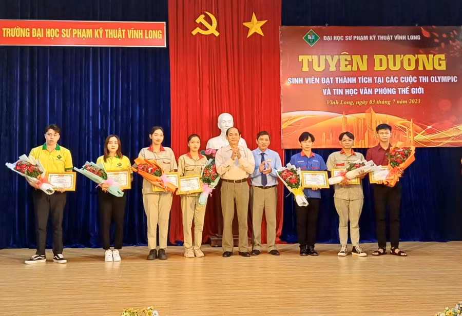 Tuyên dương và trao khen thưởng các sinh viên đoạt giải Cuộc thi Tin học văn phòng Thế giới.