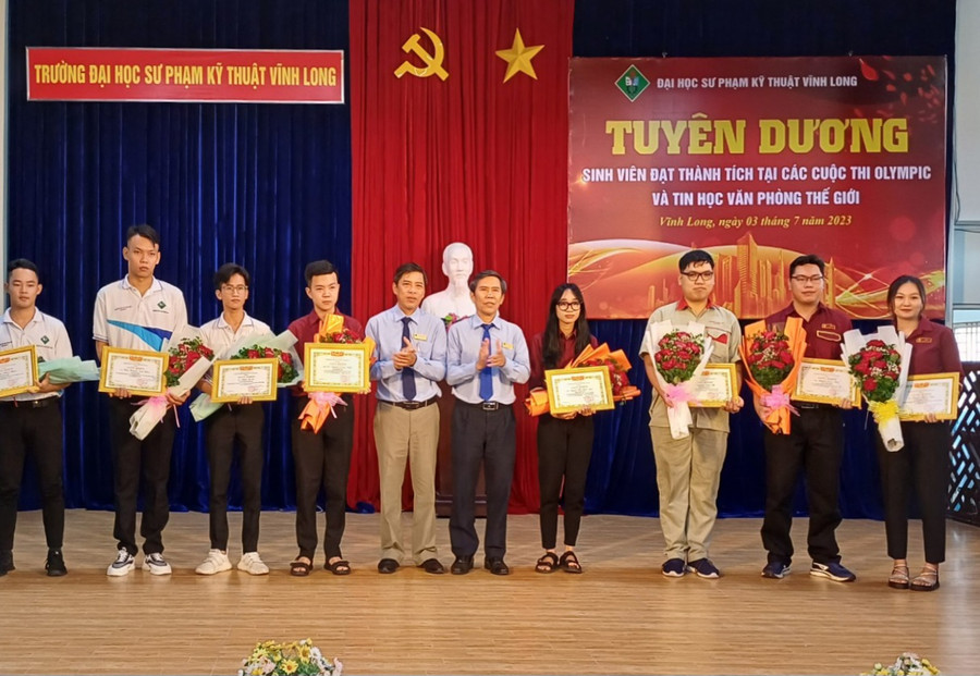 Tuyên dương và trao khen thương các sinh viên đoạt giải các Cuộc thi Olympic. Tuyên dương và trao khen thương các sinh viên đoạt giải các Cuộc thi Olympic.