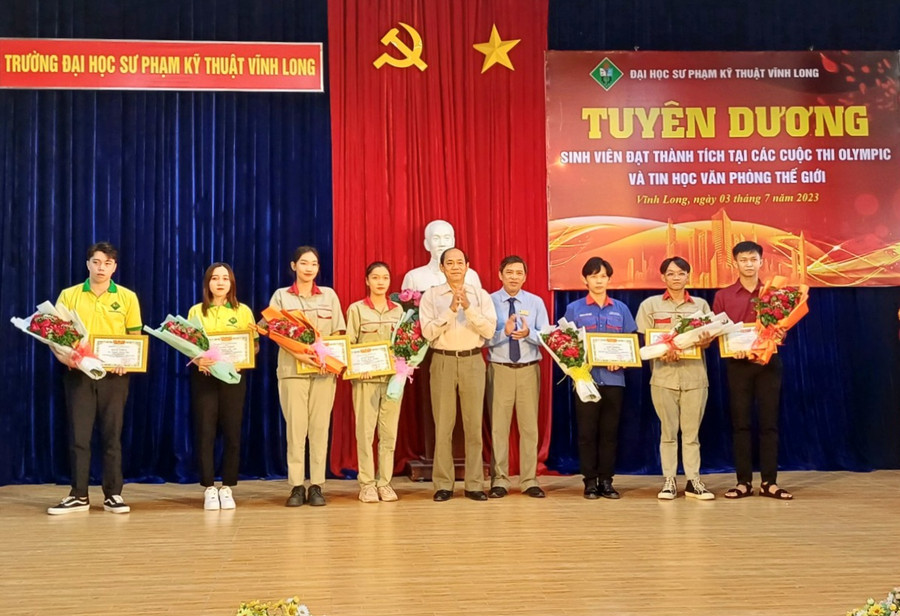 Tuyên dương và trao khen thưởng các sinh viên đoạt giải Cuộc thi Tin học văn phòng Thế giới. Tuyên dương và trao khen thưởng các sinh viên đoạt giải Cuộc thi Tin học văn phòng Thế giới.