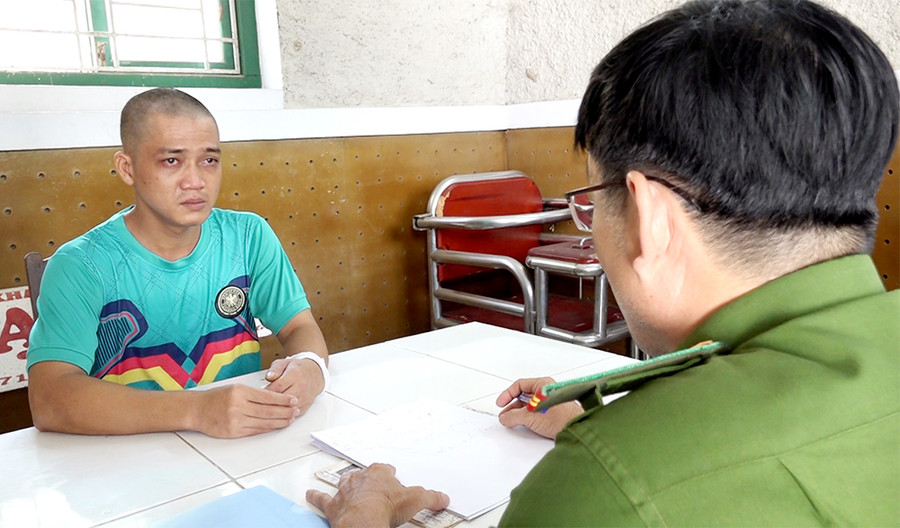 Cù Văn Nhớ khai nhận tại cơ quan Công an. (Ảnh: CACC) Cù Văn Nhớ khai nhận tại cơ quan Công an. (Ảnh: CACC)