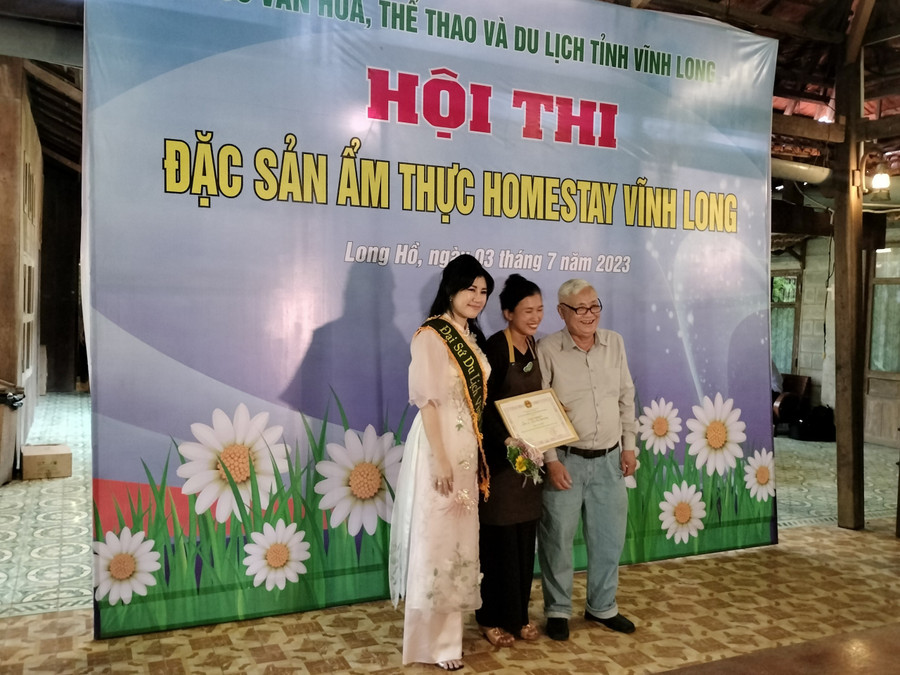 Đại diện Ban tổ chức trao Giấy khen cho homestay đạt giải.