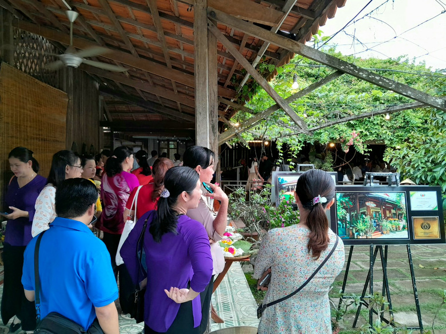 Các đại biểu tham quan homestay trên 4 xã cù lao huyện Long Hồ.