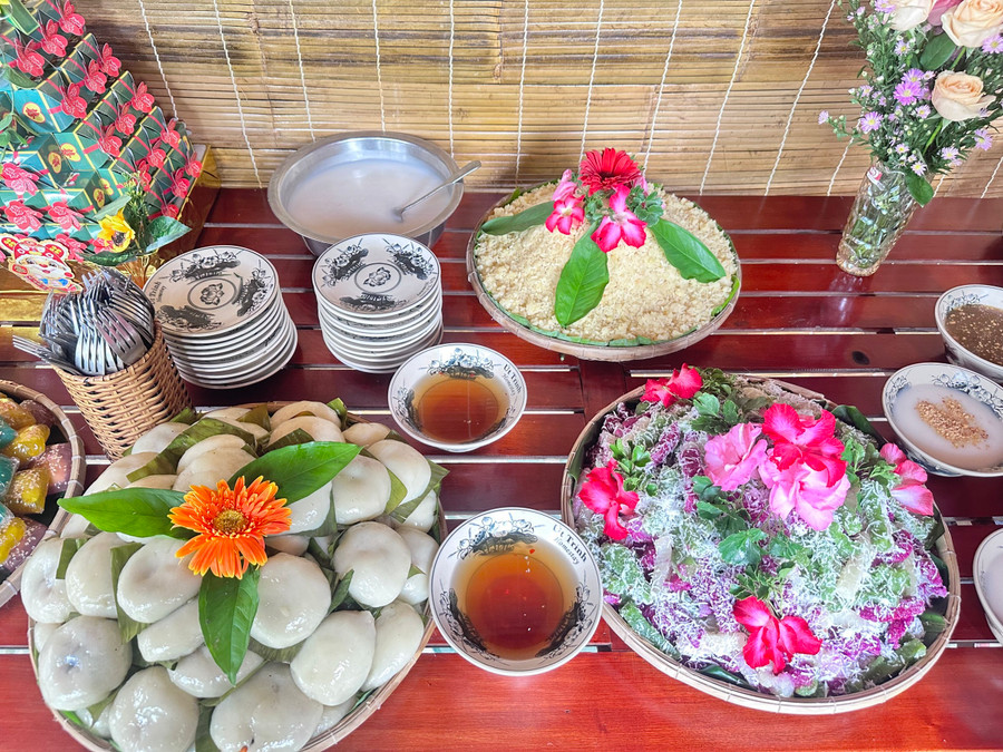 Gian hàng giới thiệu các loại bánh dân gian huyện Long Hồ (Vĩnh Long).