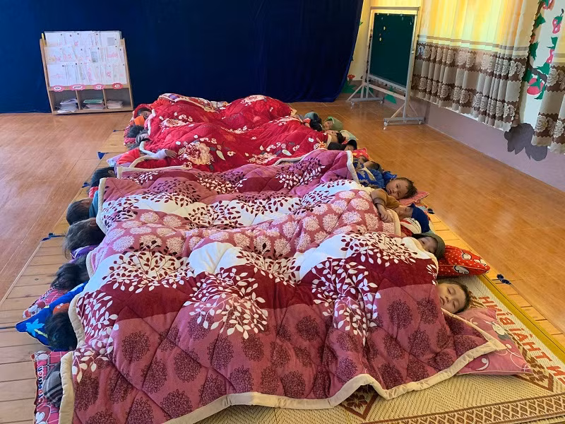 Bảo đảm sức khỏe cho học sinh khi học tập, sinh hoạt tại trường vào mùa đông. Ảnh: Đức Trí