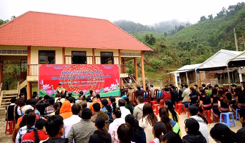 Đông đảo bà con nhân dân xã Phước Kim đến dự lễ nhận bàn giao nhà do các doanh nghiệp trên địa bàn huyện bàn giao nhà sau đợt lũ cuối tháng 9/2020.