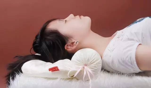 Bác sĩ tiết lộ: Cho một ít hạt đậu nành vào ruột gối, bệnh đau cổ vai gáy sẽ “biến mất” ảnh 7 Bác sĩ tiết lộ: Cho một ít hạt đậu nành vào ruột gối, bệnh đau cổ vai gáy sẽ “biến mất” ảnh 7