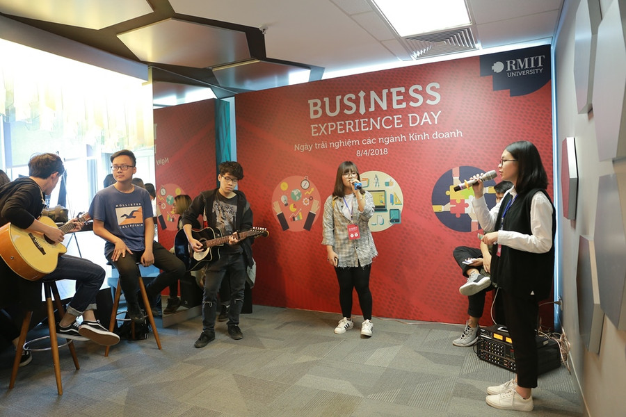 Các tiết mục ca nhạc sôi động “cây nhà lá vườn” do các tài năng của RMIT biểu diễn đã khuấy động bầu không khí của ngày hội.