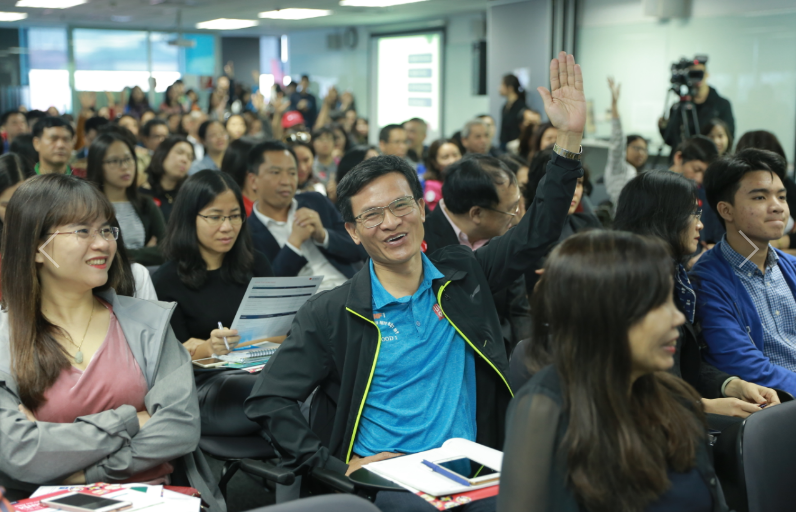 Nhiều bậc phụ huynh chia sẻ đã thu được những kiến thức bổ ích từ buổi tọa đàm “Hướng nghiệp trong lĩnh vực kinh doanh”