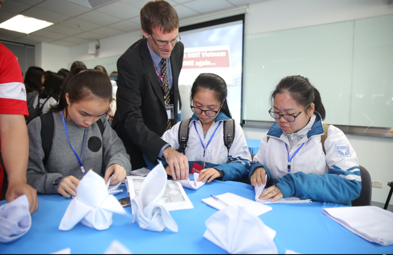 Một nhóm thảo luận tại lớp học tương tác Hòn đảo thiên đường