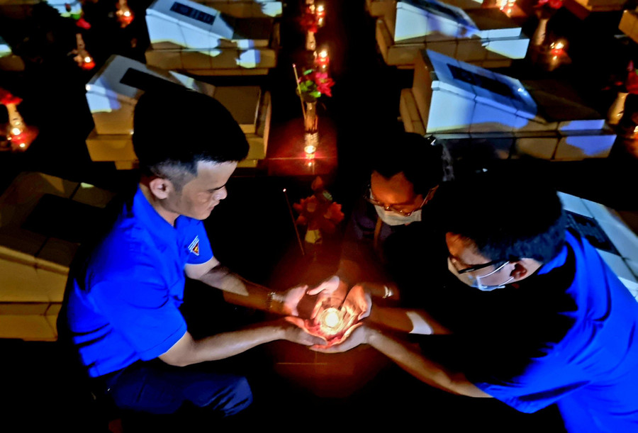 Đoàn viên thanh niên Kiên Giang thắp nến tri ân các anh hùng, liệt sĩ tại nghĩa trang liệt sĩ tỉnh. Đoàn viên thanh niên Kiên Giang thắp nến tri ân các anh hùng, liệt sĩ tại nghĩa trang liệt sĩ tỉnh.